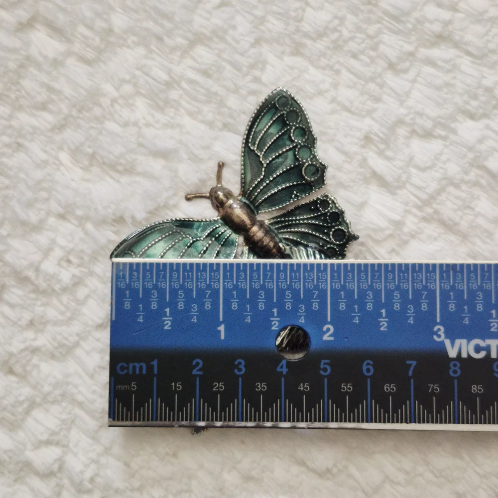Unsigned vintage pin